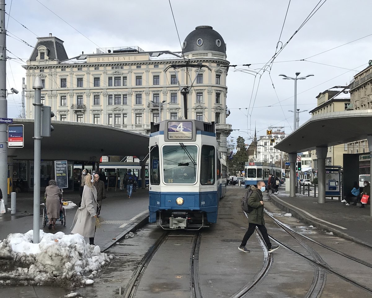 Linie 4 Wagennummer 2029 beim Bellevue. Datum: 18. 1. 2021