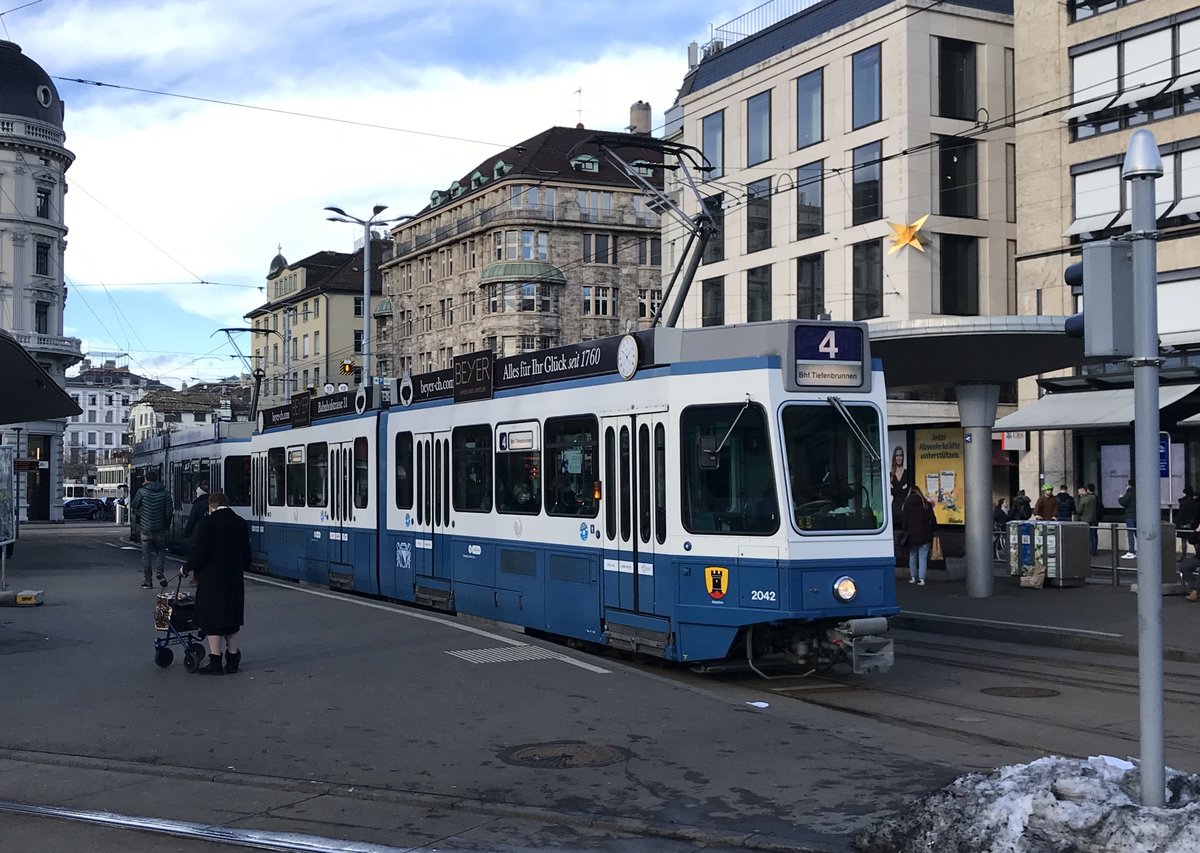 Linie 4 Wagennummer 2042  Altstetten  beim Bellevue. Datum: 23. 1. 2021