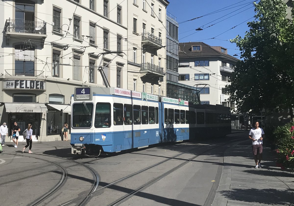 Linie 4 Wagennummer 2043  Rennweg  beim Opernhaus. Datum: 13. 6. 2020