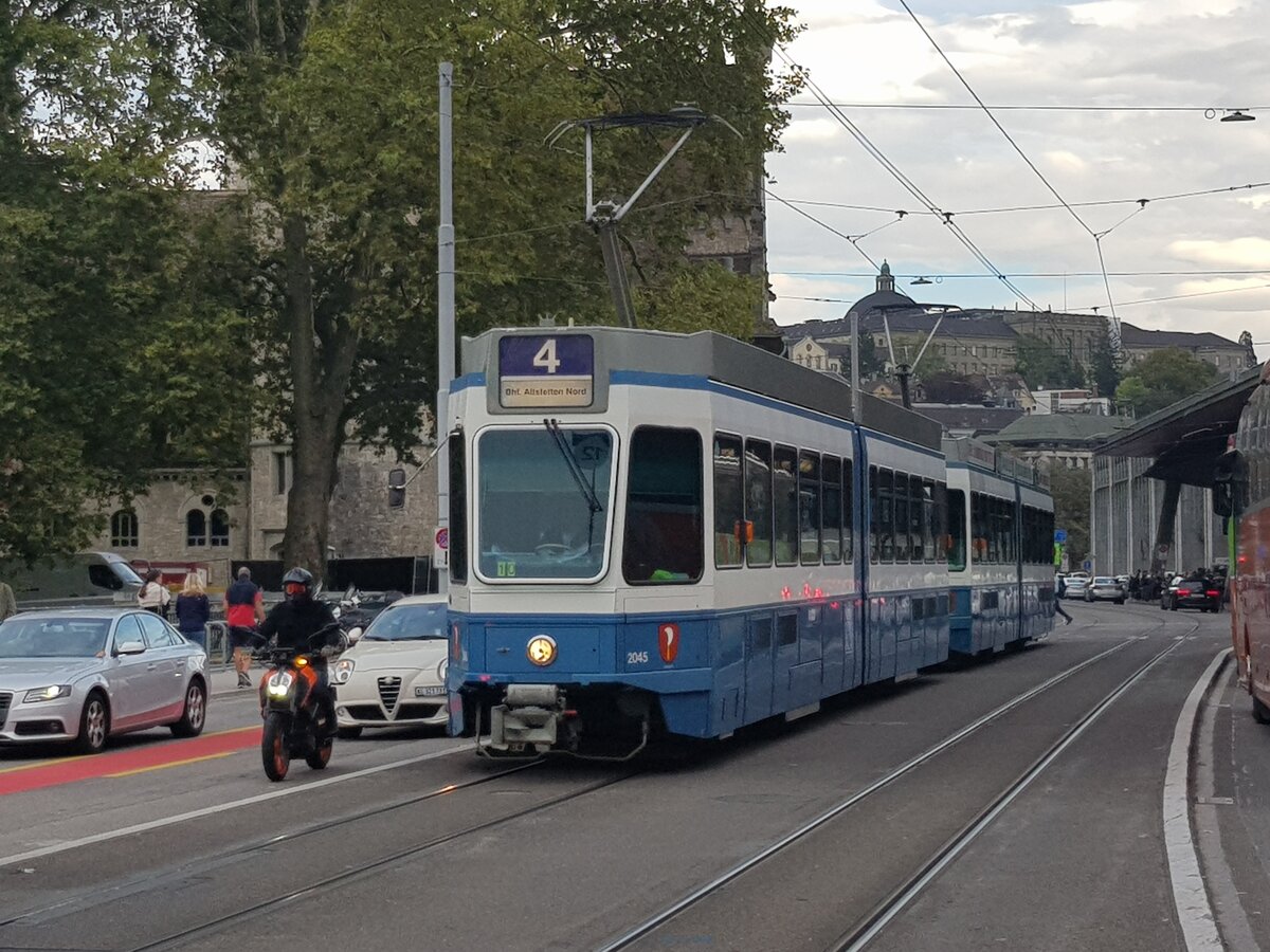 Linie 4 Wagennummer 2045  Riesbach  beim Sihlquai. Datum: 2. 8. 2021