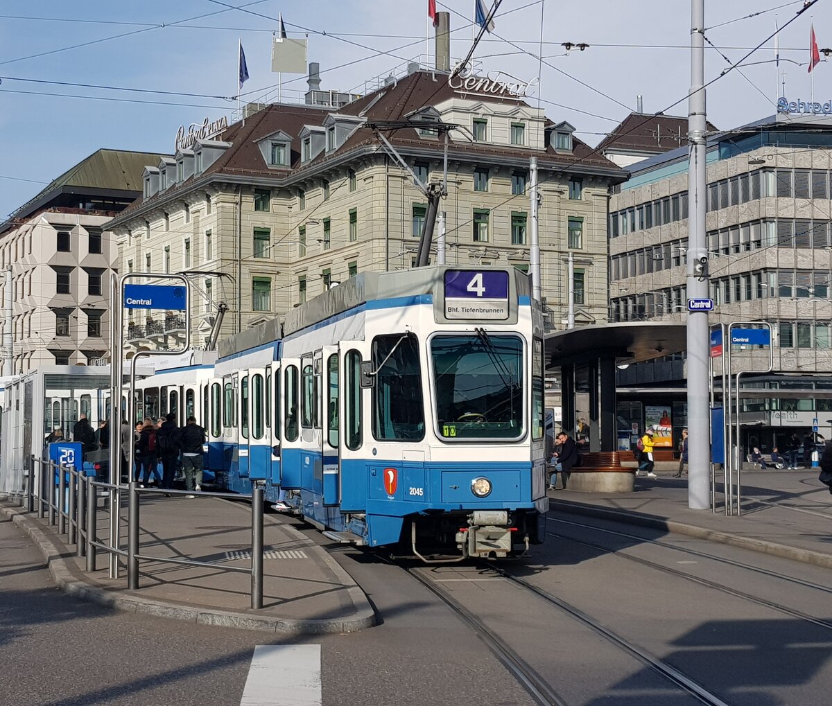 Linie 4 Wagennummer 2045  Riesbach  beim Central. Datum: 29. 10. 2021