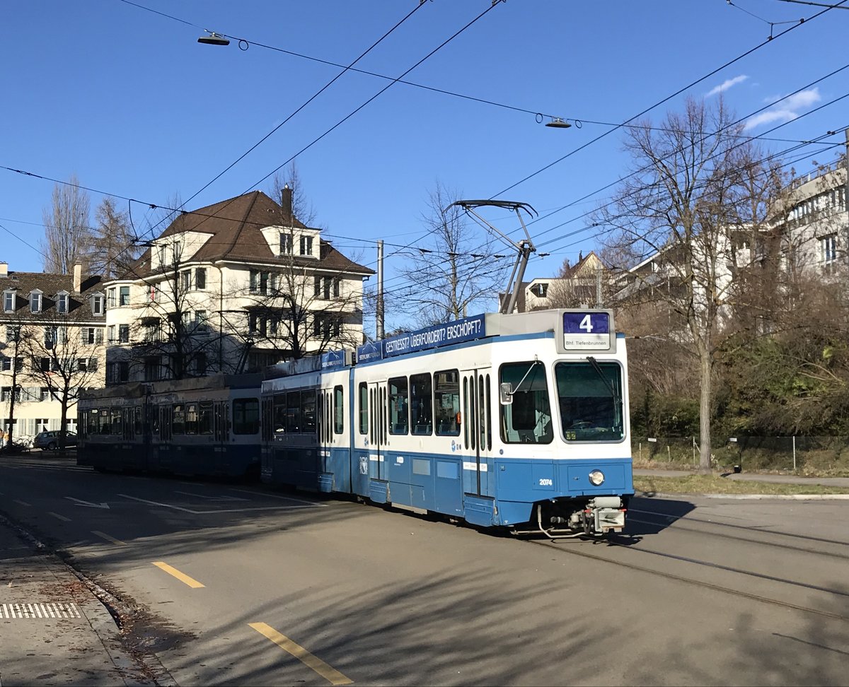Linie 4 Wagennummer 2074 zwischen Wildbachstrasse und Bahnhof Tiefenbrunnen. Datum: 24. 1. 2021