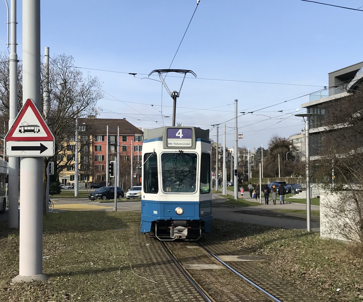 Linie 4 Wagennummer 2083 bei der Einfahrt in die Schleife Tiefenbrunnen. Datum: 4. 2. 2021