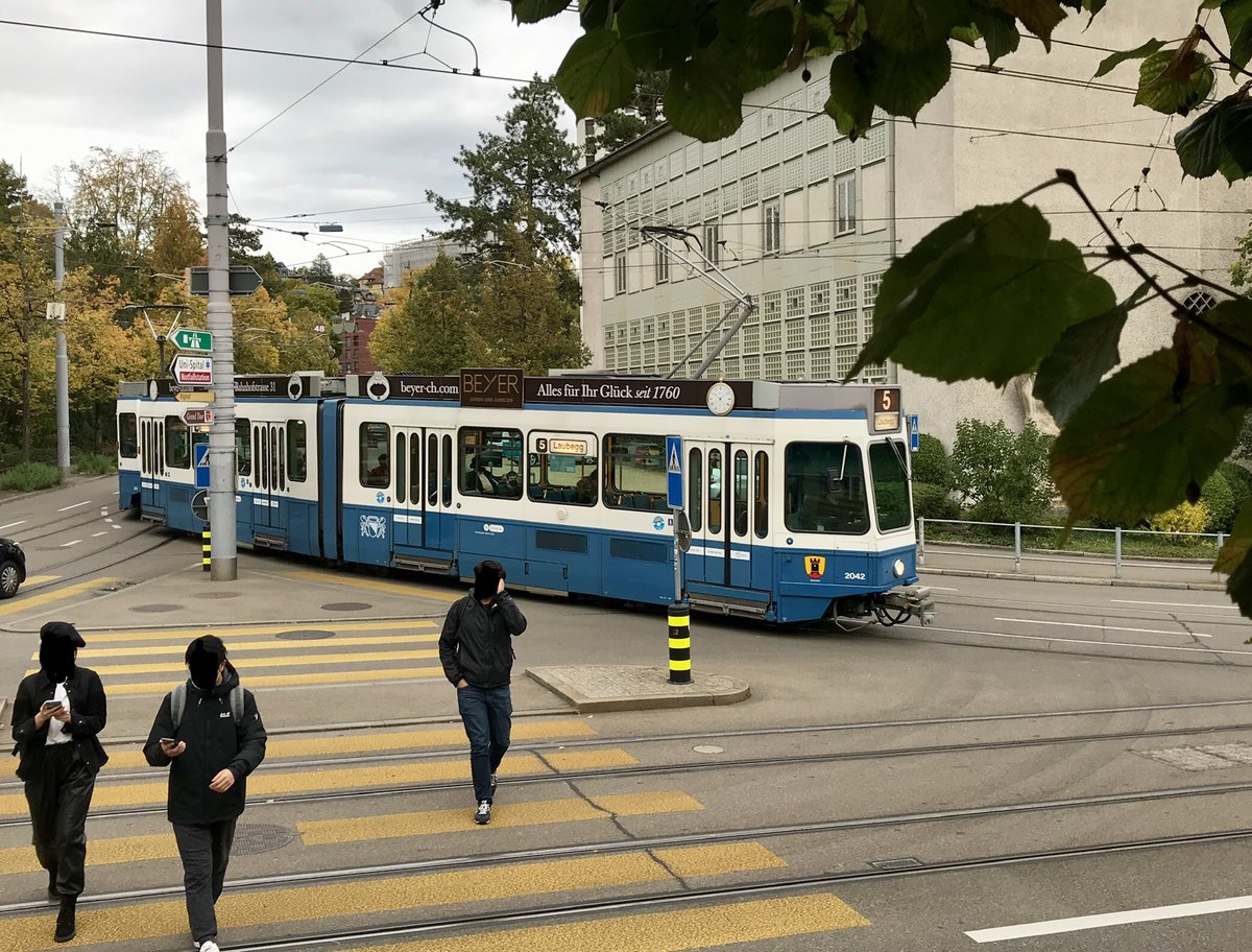 Linie 5 2042 „Altstetten“ in der Rämistrasse. Datum: 5. 10. 2020