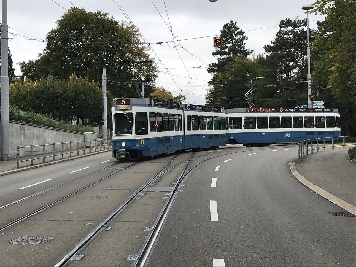 Linie 5 2042 „Altstetten“ zwischen Platte und Kantonsschule. Datum: 10. 10. 2020
