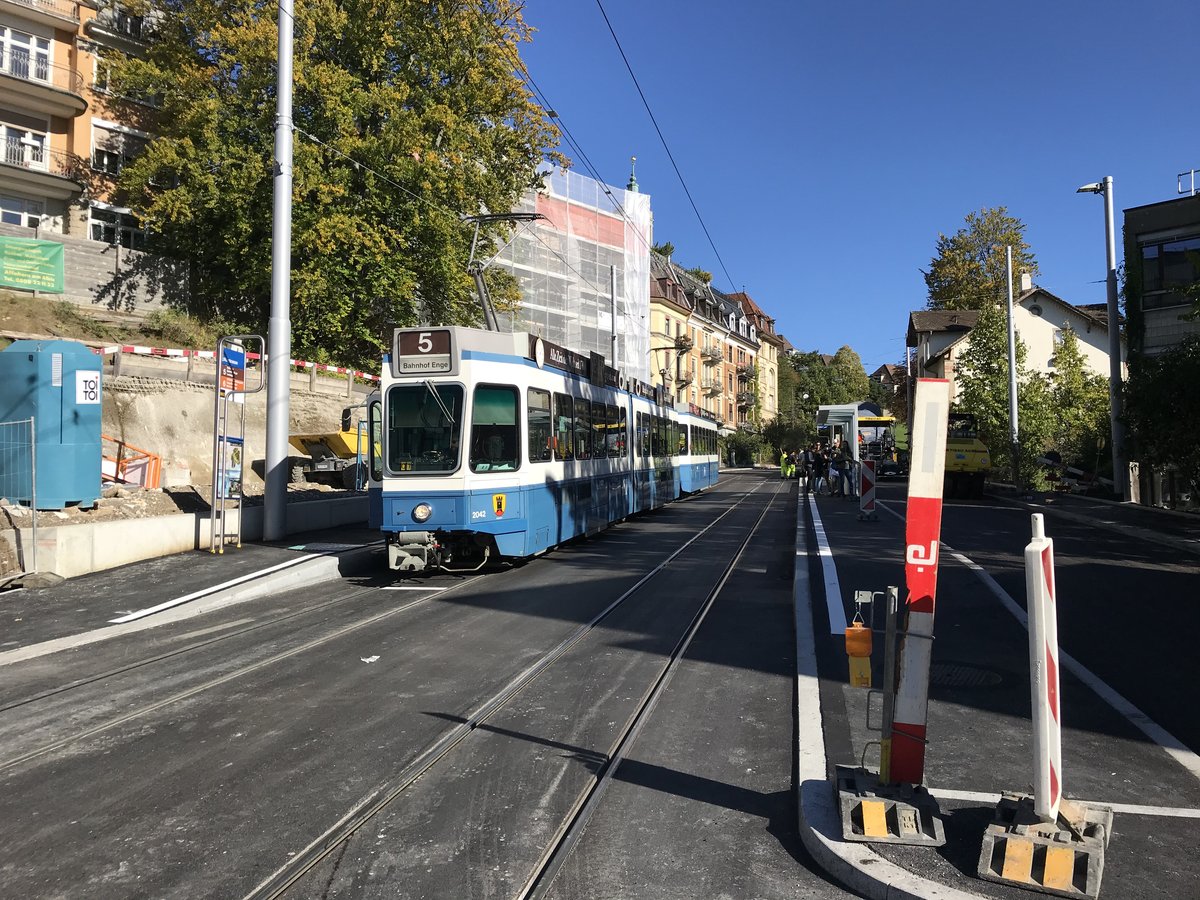 Linie 5 2042  Altstetten  an der Haltestelle Voltastrasse. Datum: 3. 10. 2020