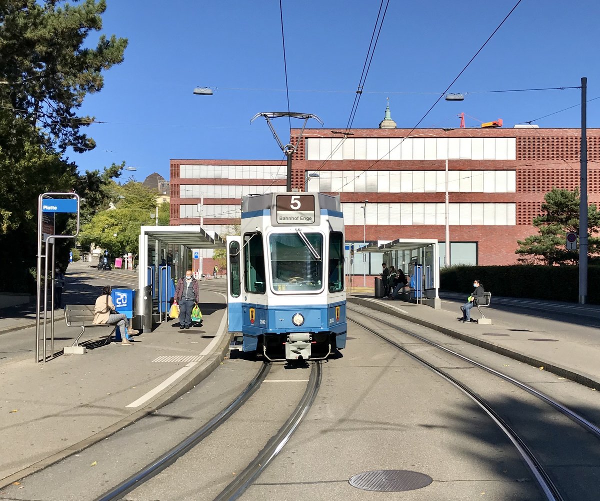 Linie 5 2042  Altstetten  an der Haltestelle Platte. Datum: 3. 10. 2020