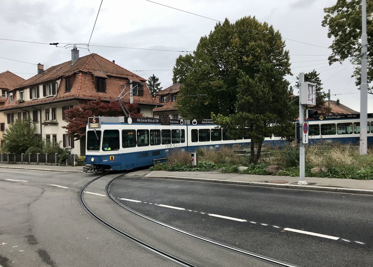 Linie 5 2042  Altstetten  in der Schleife Laubegg. Datum: 10. 10. 2020