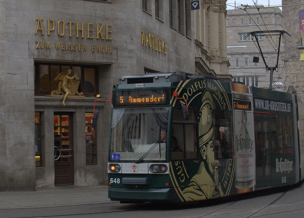 Linie 5  mit dem Ziel Ammendorf. TW 646 ist im Einsatz.08.04.2017  09:29 Uhr.Am Kleinschmieden aufgenommen.
Am Kleinschmieden / Markt ist ein optimale Fotostandort um fast alle Linien der HAVAG vor die Linse zu bekommen. 