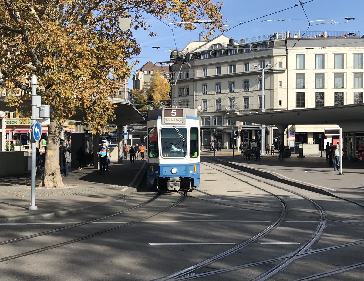 Linie 5 Nr. 2042  Altstetten  am Bellevue. Datum: 25. 10. 2020