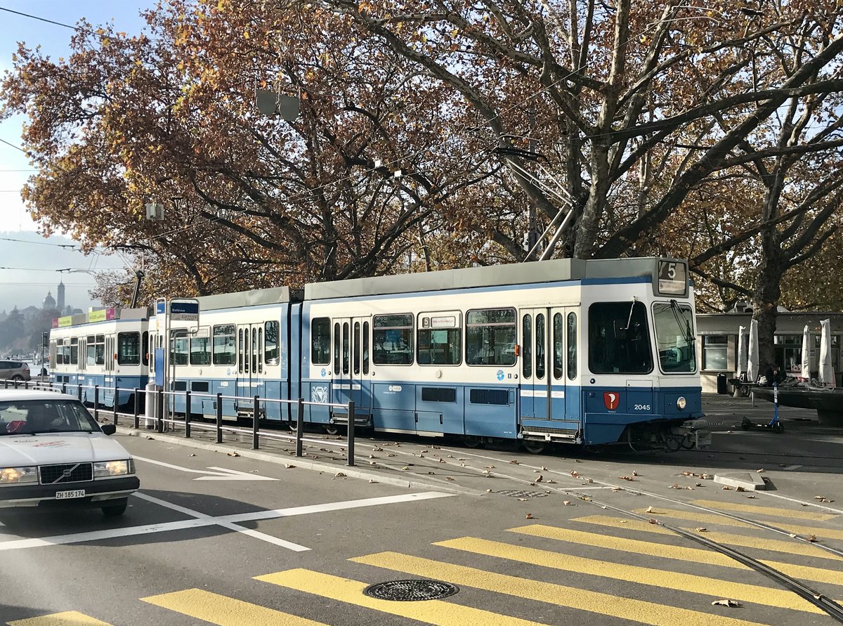 Linie 5 Nr. 2045  Riesbach  steht in der Schleife Bellevue wegen einer Türstörung. Datum: 10. 11. 2020