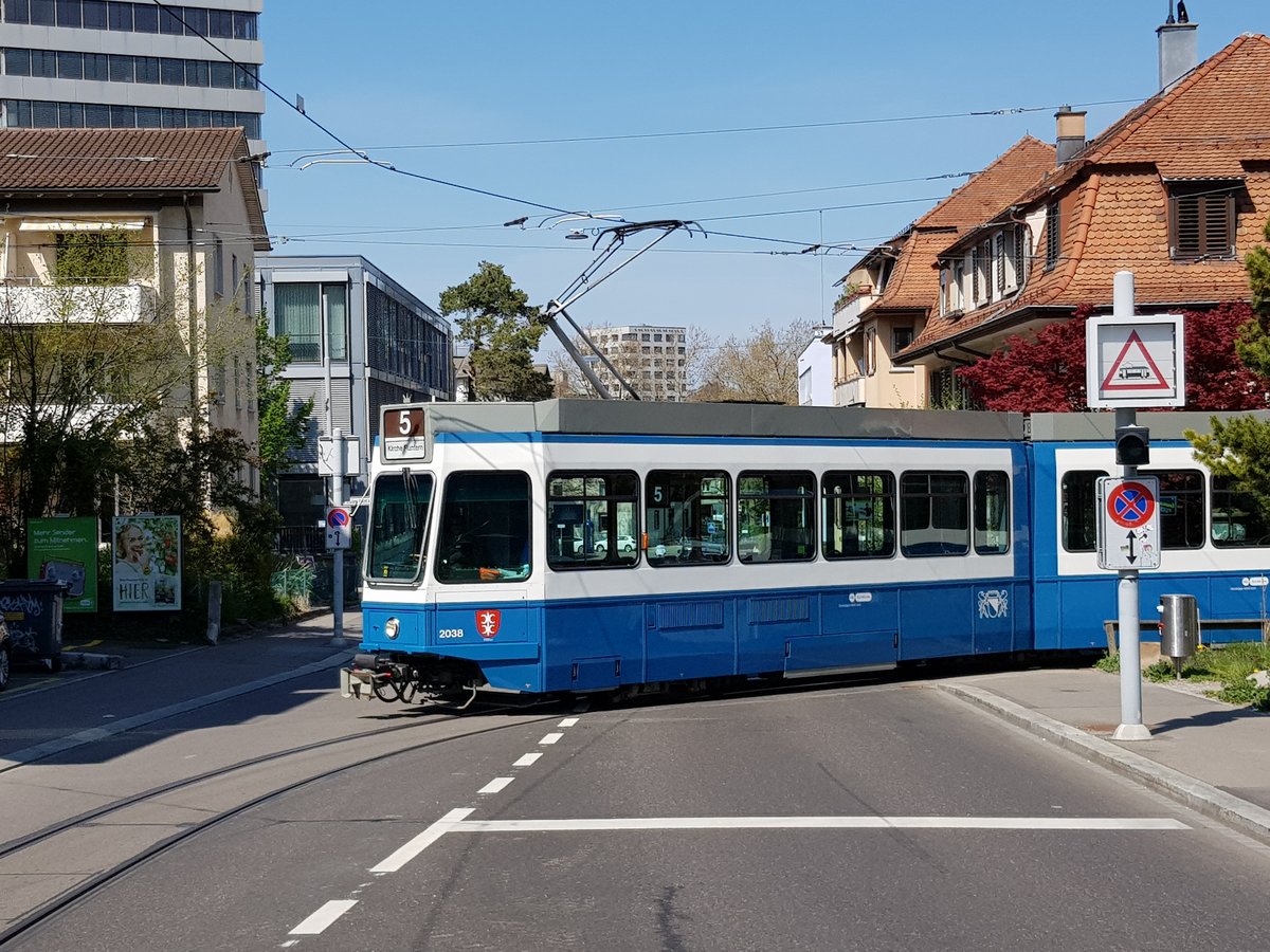 Linie 5 Wagenbach 2038  Witikon  an der Endhaltestelle Laubegg. Datum: 23. 4. 2021