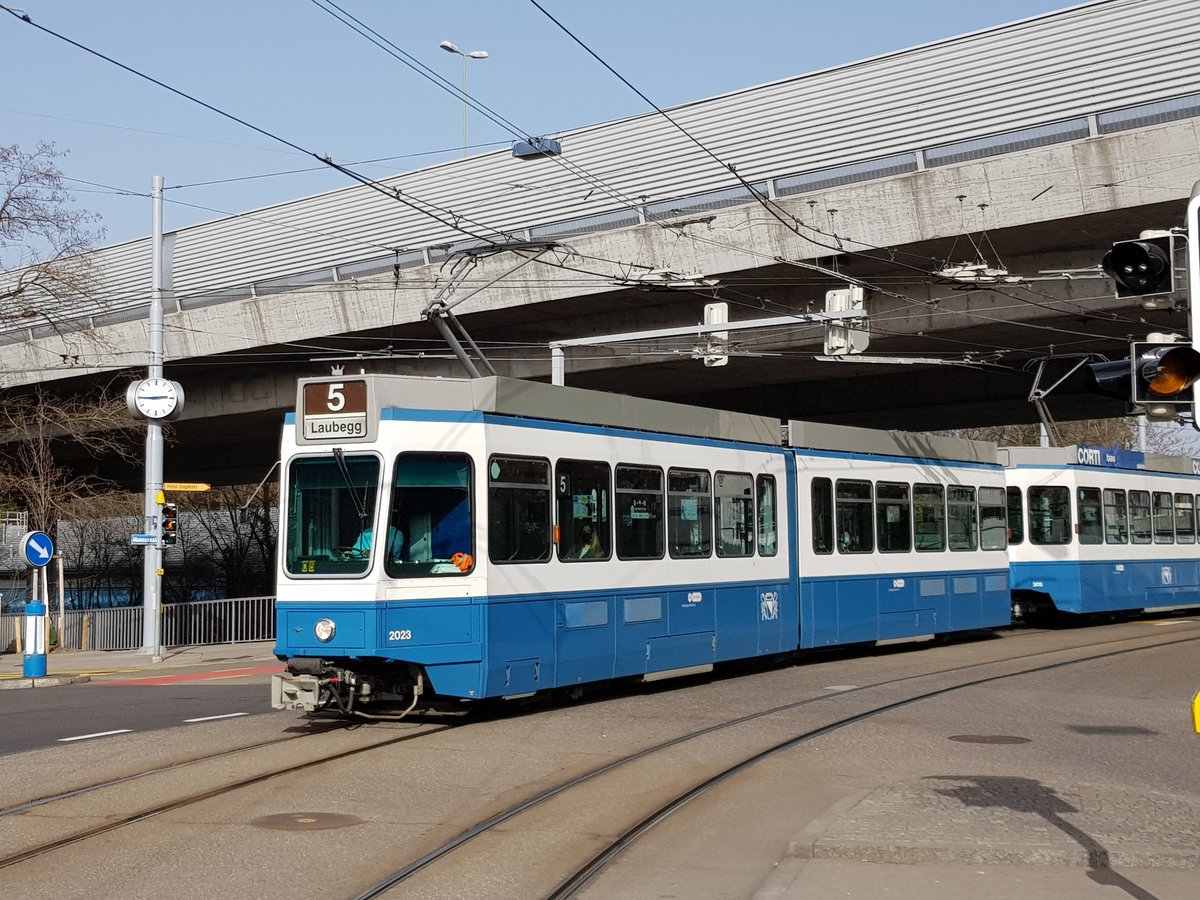 Linie 5 Wagennummer 2023 kurz vor der Haltestelle Sihlcity Nord. Datum: 20. 2. 2021