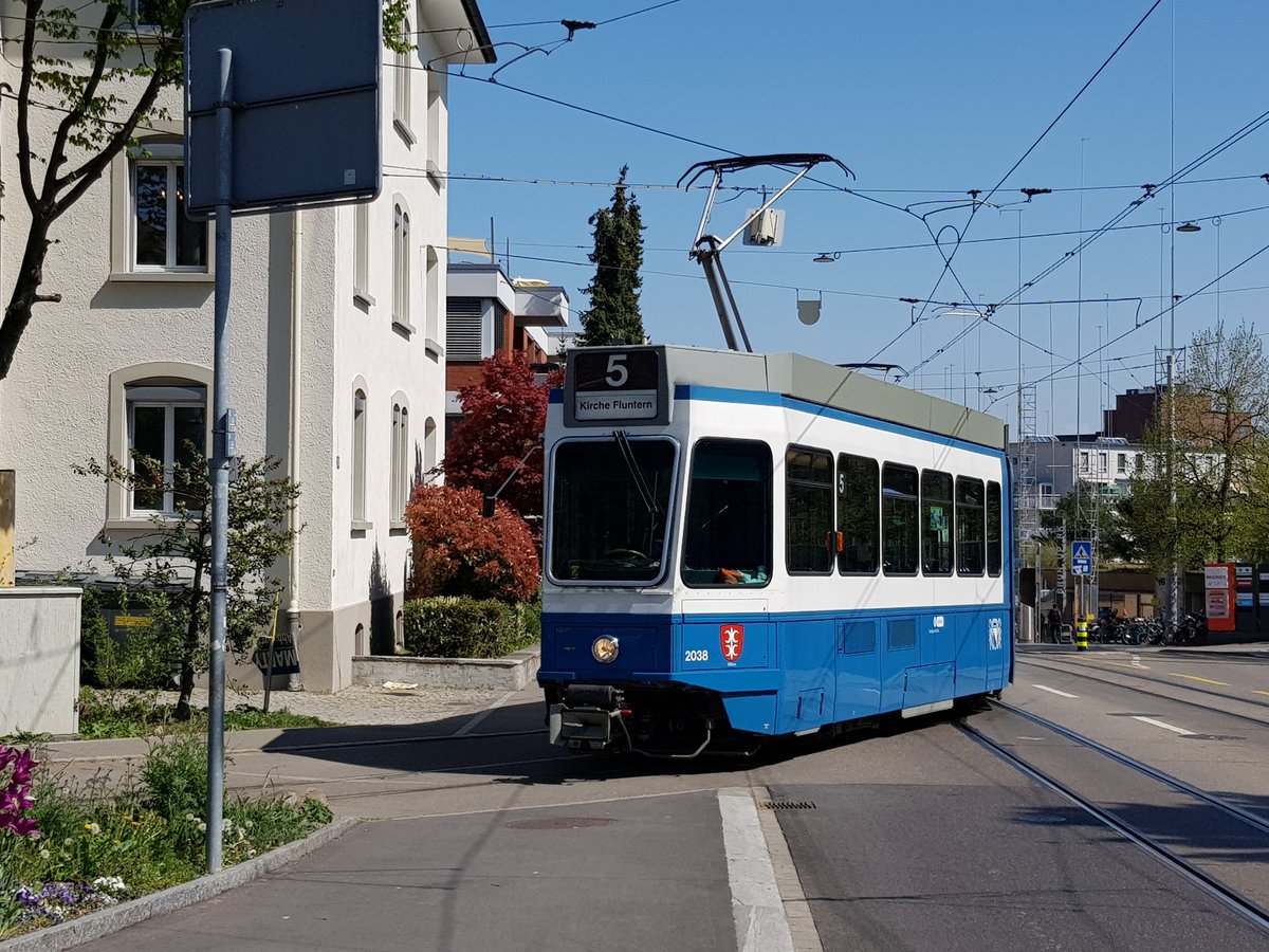 Linie 5 Wagennummer 2038  Witikon  an der Endhaltestelle Laubegg. Datum: 23. 4. 2021