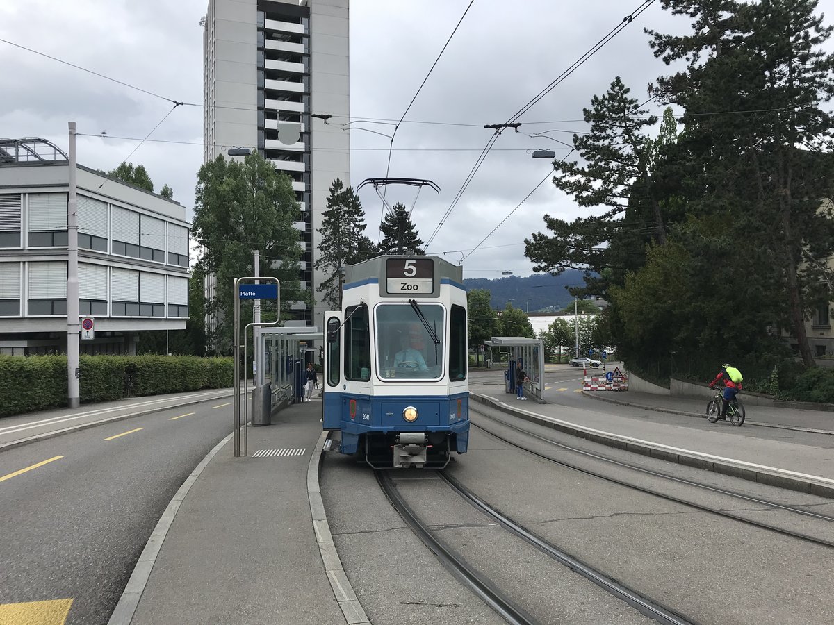 Linie 5 Wagennummer 2041  Hottingen  an der Haltestelle Platte. Datum: 14. 6. 2020
