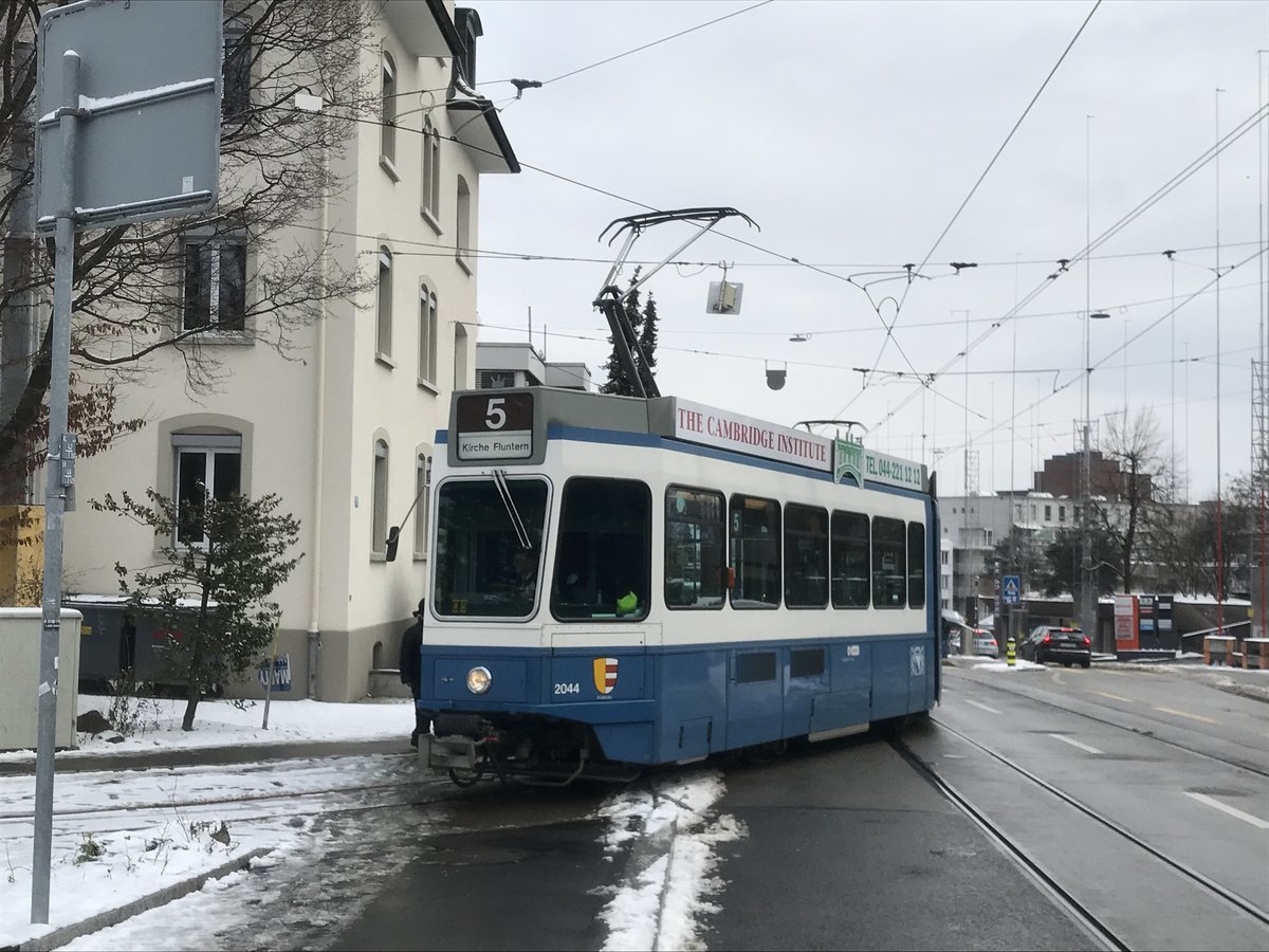 Linie 5 Wagennummer 2044 „Wollishofen“ biegt in die Wendeschleife Laubegg ein. Datum: 10. 2. 2021