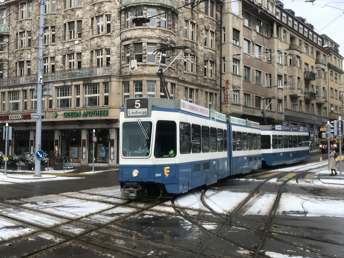 Linie 5 Wagennummer 2044 „Wollishofen“ beim Bellevue. Datum: 10. 2. 2021