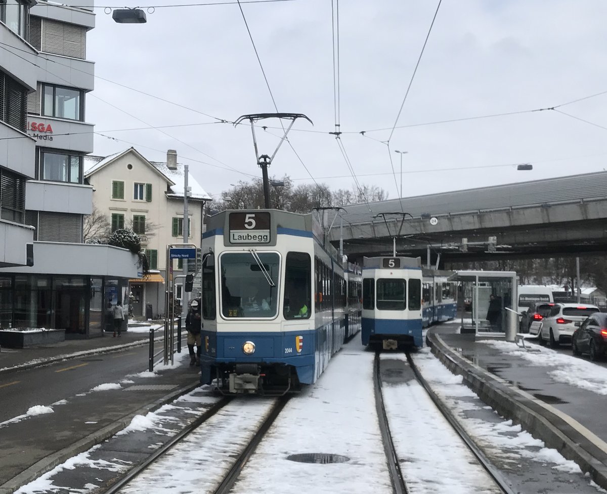 Linie 5 Wagennummer 2044  Wollishofen  an der Haltestelle Sihlcity Nord. Datum: 10. 2. 2021