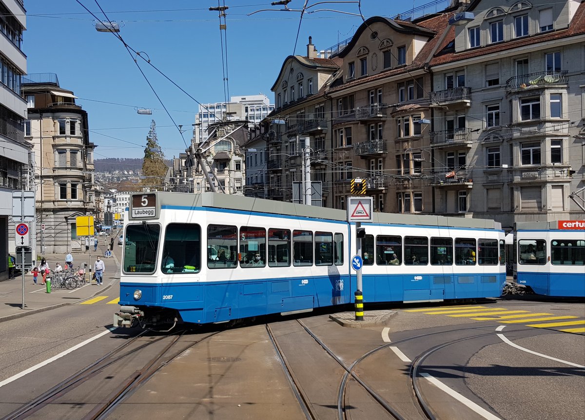 Linie 5 Wagennummer 2087 beim Bahnhof Enge. Datum: 23. 4. 2021