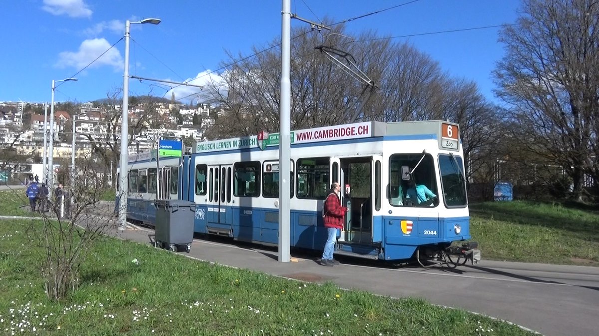 Linie 6 2044  Wollishofen  mit Pony Anhänger in der Schleife Hardturm. Wegen eines Stromunterbruchs war die Strecke Hardturm - Werdhölzli für den Trambetrieb gesperrt und die Linie 6 musste vorzeitig beim Hardturm wenden. 
