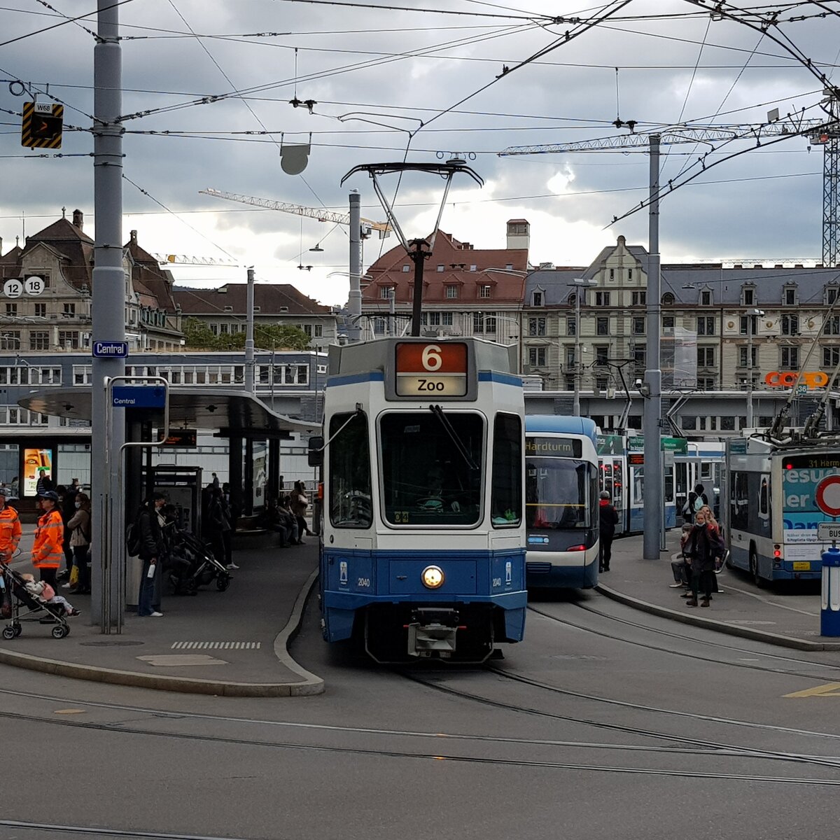Linie 6 Wagennummer 2040  Rechts der Limmat  beim Central. Datum: 6. 10. 2021