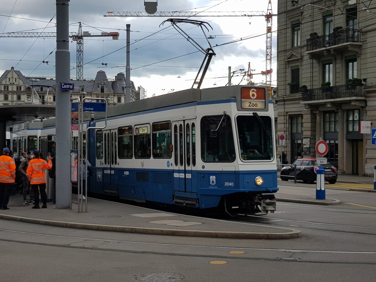 Linie 6 Wagennummer 2040  Rechts der Limmat  beim Central. Datum: 6. 10. 2021