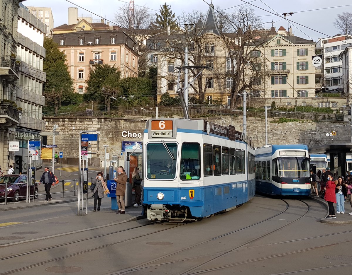 Linie 6 Wagennummer 2042  Altstetten  beim Central. Dieser Wagen fährt sehr selten auf der Linie 6. Datum: 20. 2. 2021