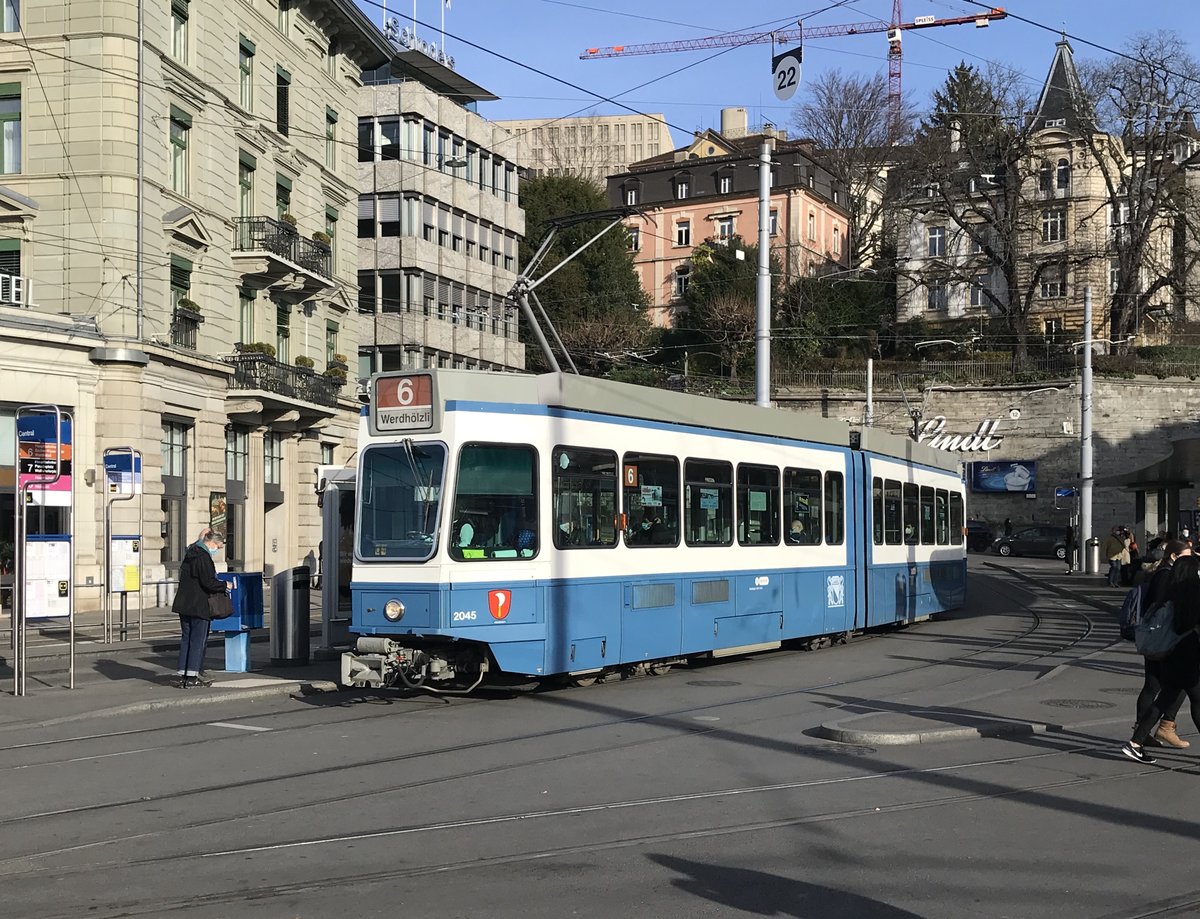 Linie 6 Wagennummer 2045 „Riesbach“ beim Central. Datum: 18. 11. 2020