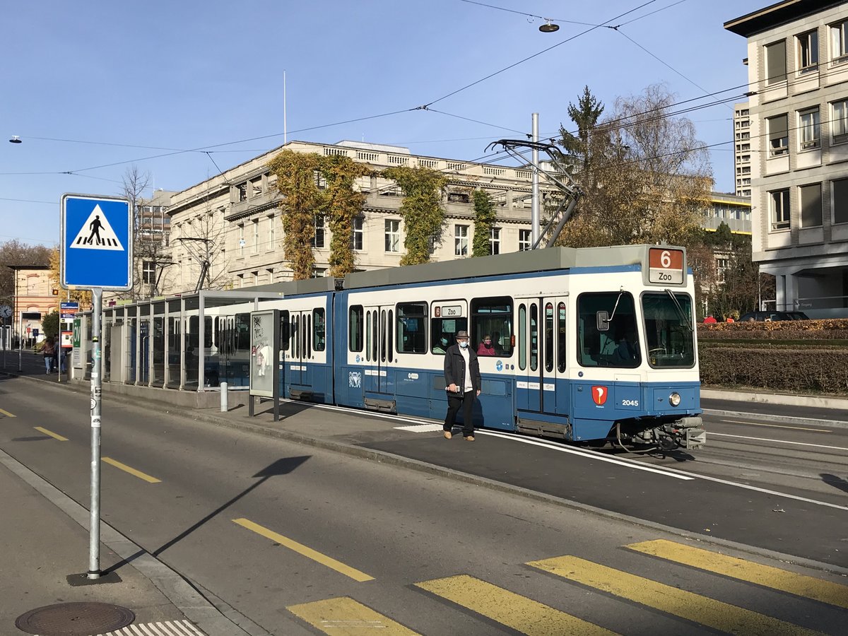 Linie 6 Wagennummer 2045  Riesbach  an der Haltestelle ETH/Universitätsspital. Datum: 17. 11. 2020