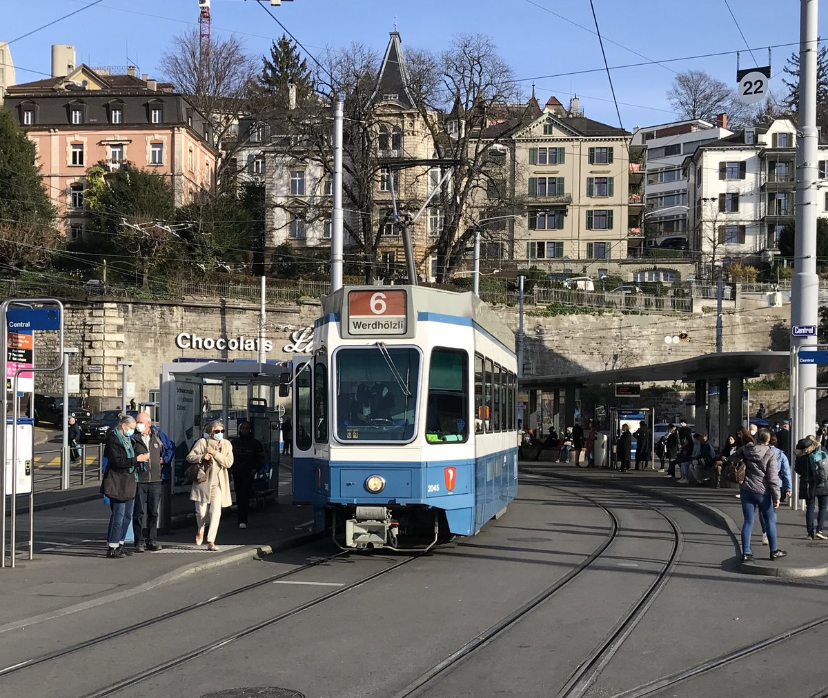 Linie 6 Wagennummer 2045  Riesbach  an der Haltestelle Central. Datum: 17. 11. 2020