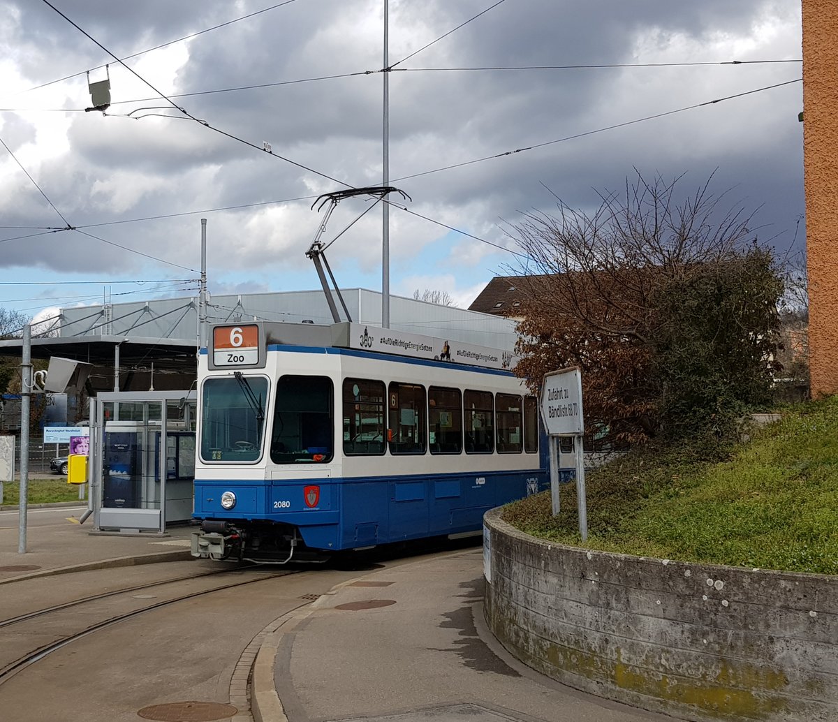 Linie 6 Wagennummer 2080  Schwamendingen  an der Haltestelle Werdhölzli. Datum: 20. 3. 2021