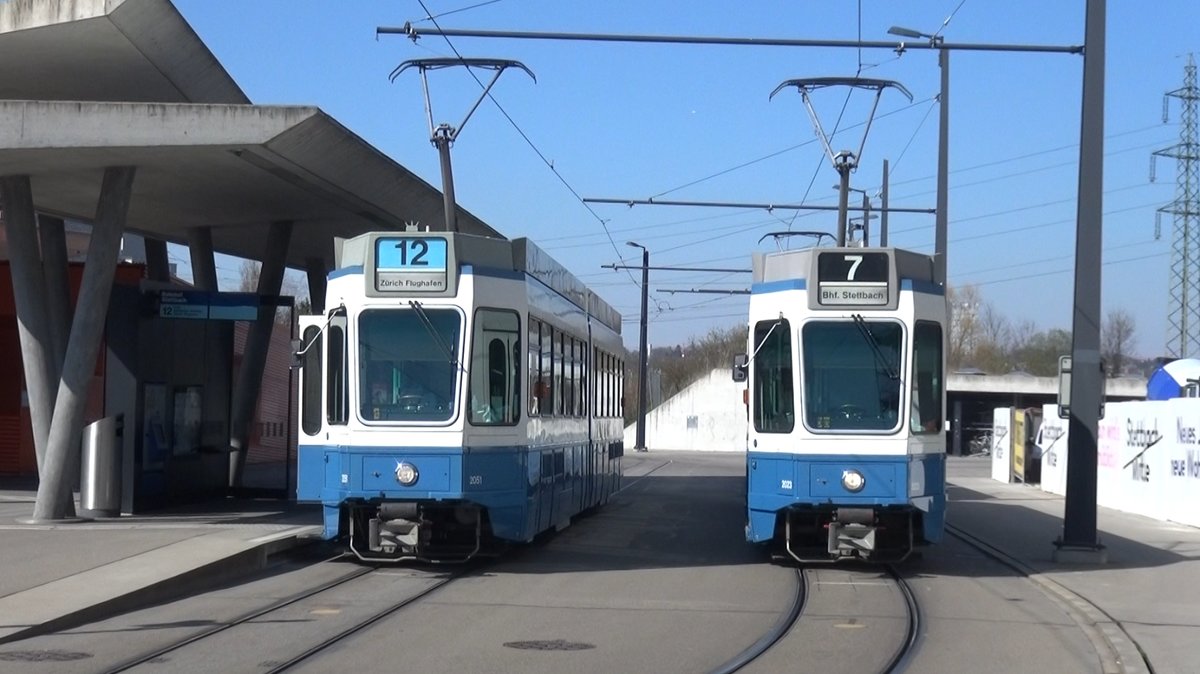 Linie 7 2023 neben Linie 12 2051 am Bahnhof Stettbach. 