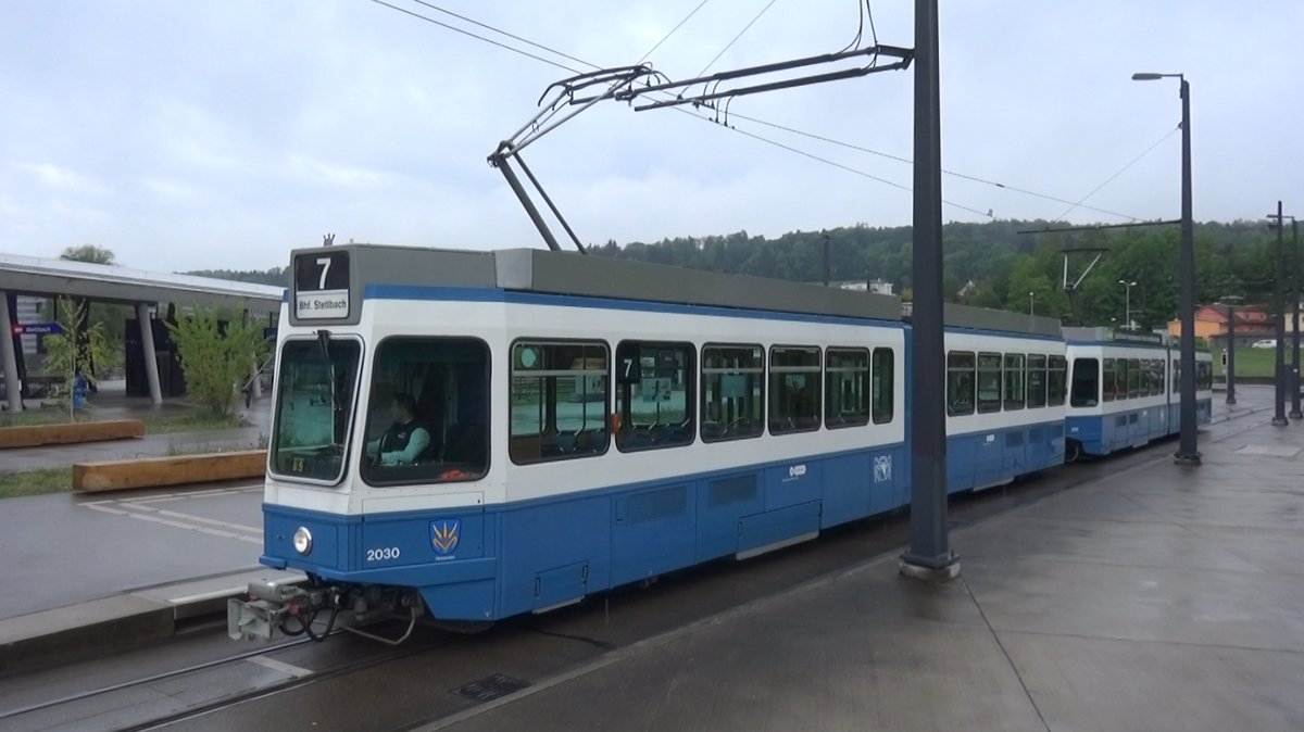 Linie 7 2030  Hirslanden  an der Endhaltestelle Bahnhof Stettbach. Datum: 2. 5. 2020