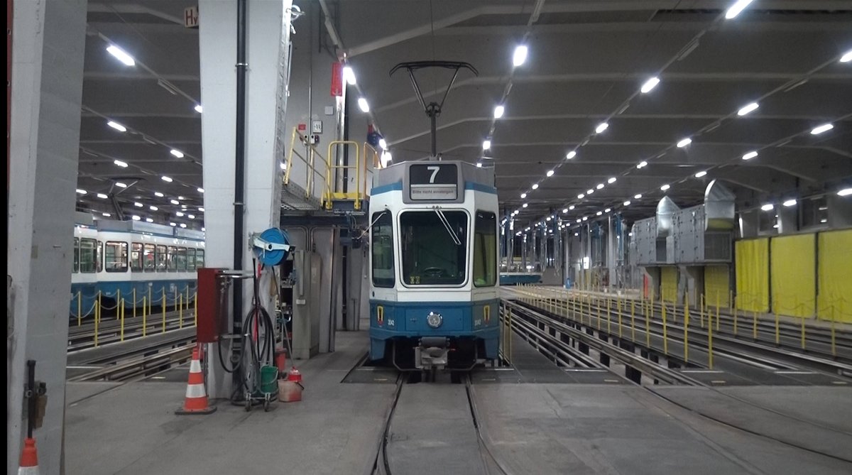 Linie 7 2042  Altstetten  im Depot Wollishofen. Datum: 14. 12. 2019