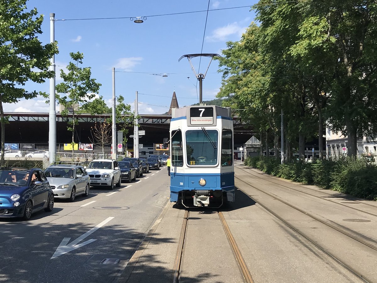 Linie 7 2059 + 2017 mit einer Störung in der Gessnerallee. Datum: 13. 6. 2020