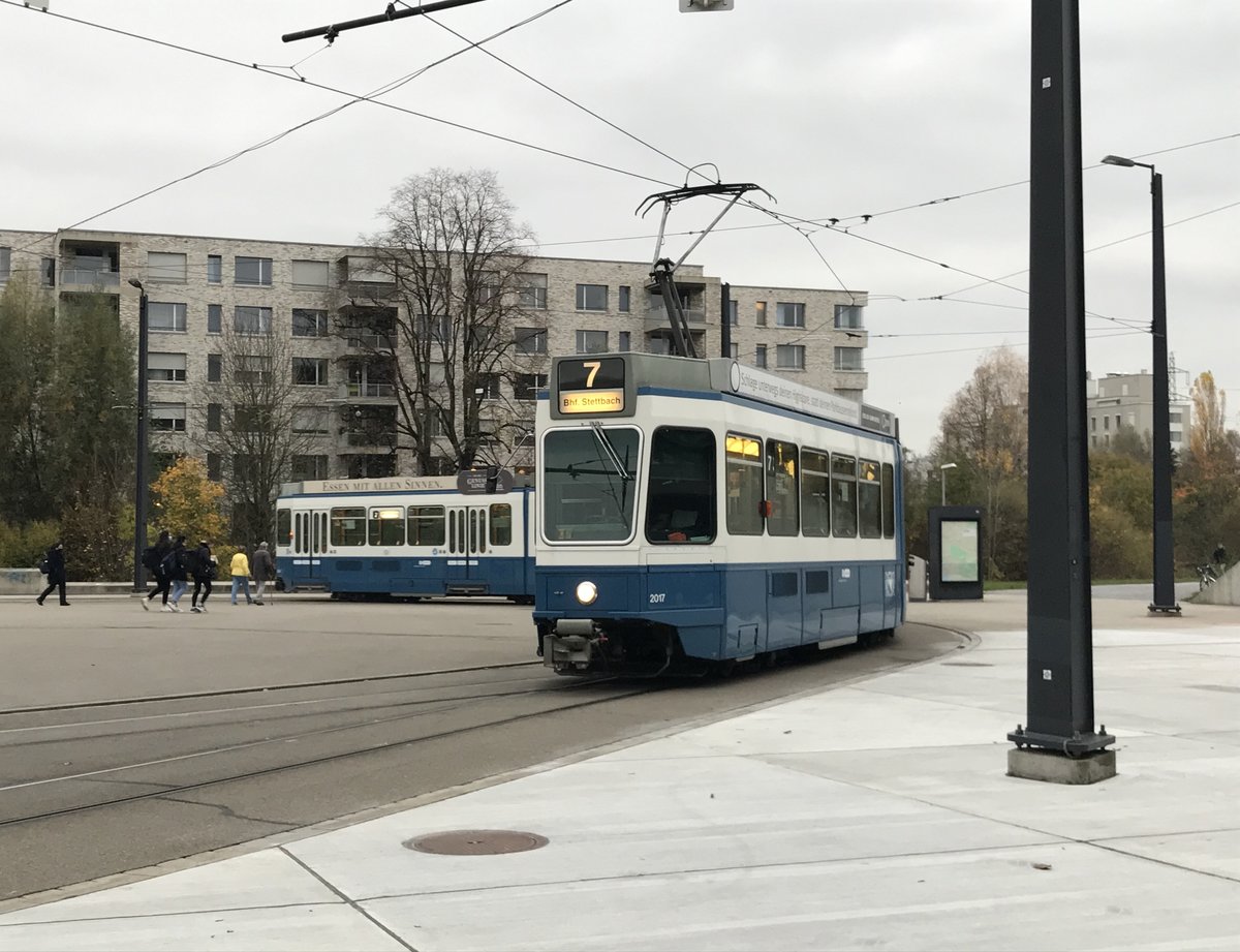 Linie 7 Nr. 2017 + 2022 beim Bahnhof Stettbach. Datum: 4. 11. 2020