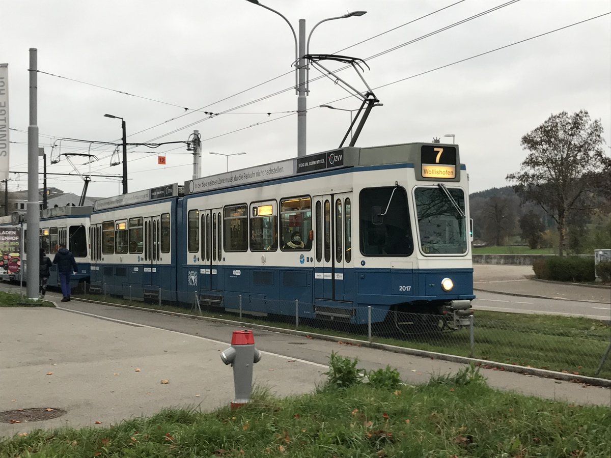Linie 7 Nr. 2017 + 2022 zwischen Bahnhof Stettbach und Mattenhof. Datum: 4. 11. 2020