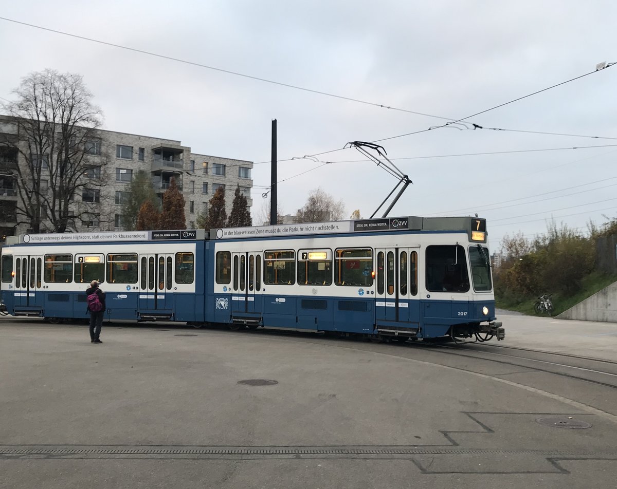 Linie 7 Nr. 2017 + 2022 wendet beim Bahnhof Stettbach. Datum: 7. 11. 2020