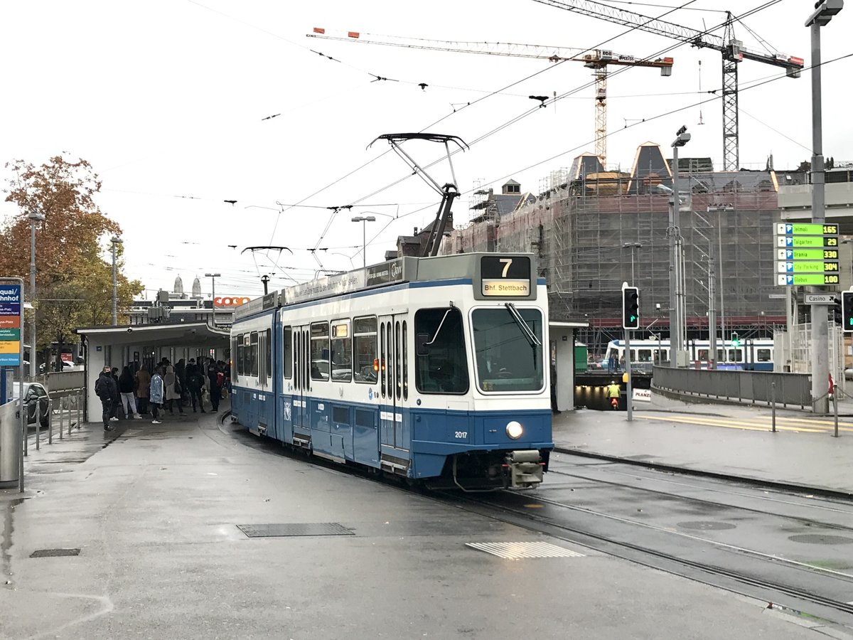 Linie 7 Nr. 2017 am Bahnhofquai. Datum: 3. 11. 2020