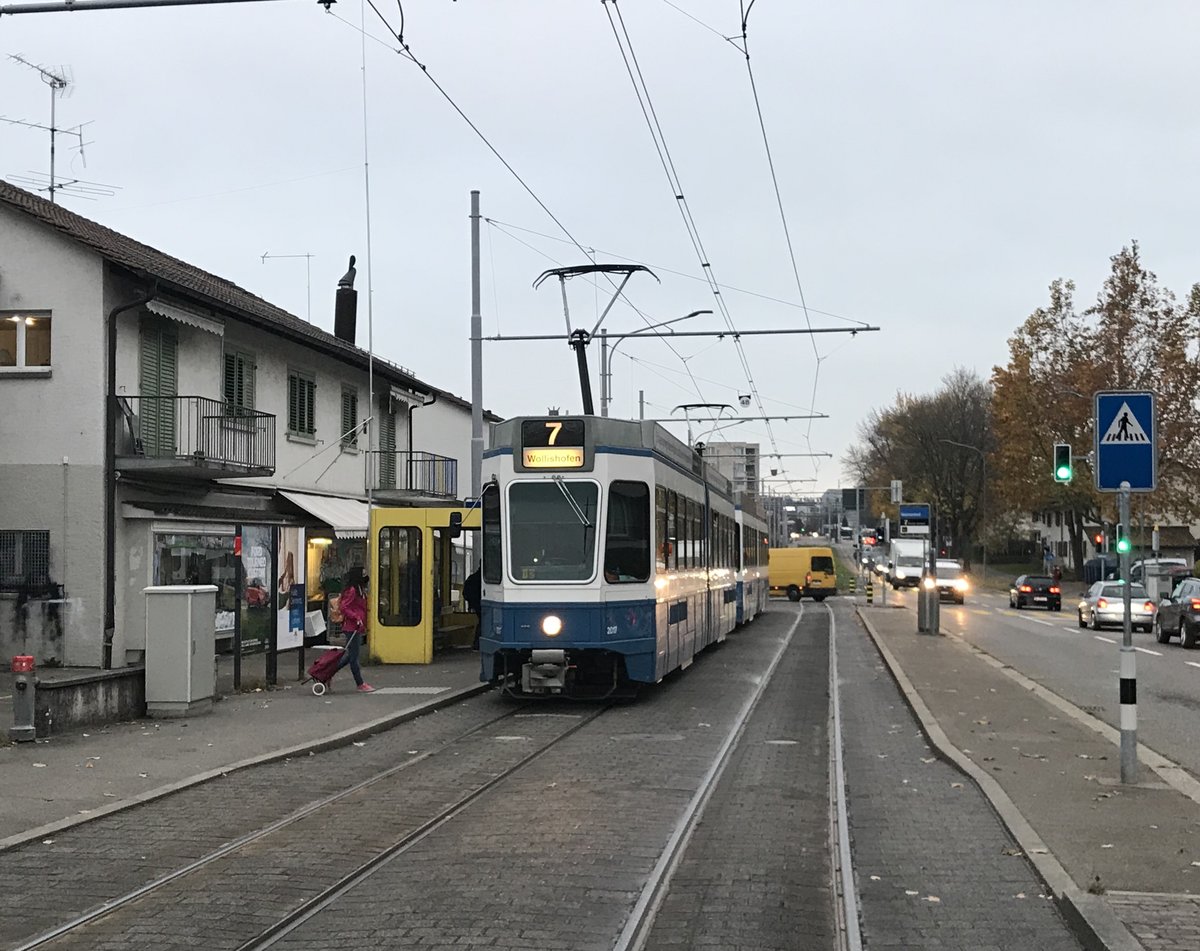 Linie 7 Nr. 2017 an der Haltestelle Mattenhof. Datum: 6. 11. 2020