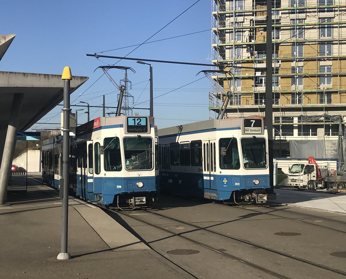 Linie 7 Nr. 2021 „Albisrieden“ neben Linie 12 Nr. 2099 am Bahnhof Stettbach. Datum: 9. 11. 2020