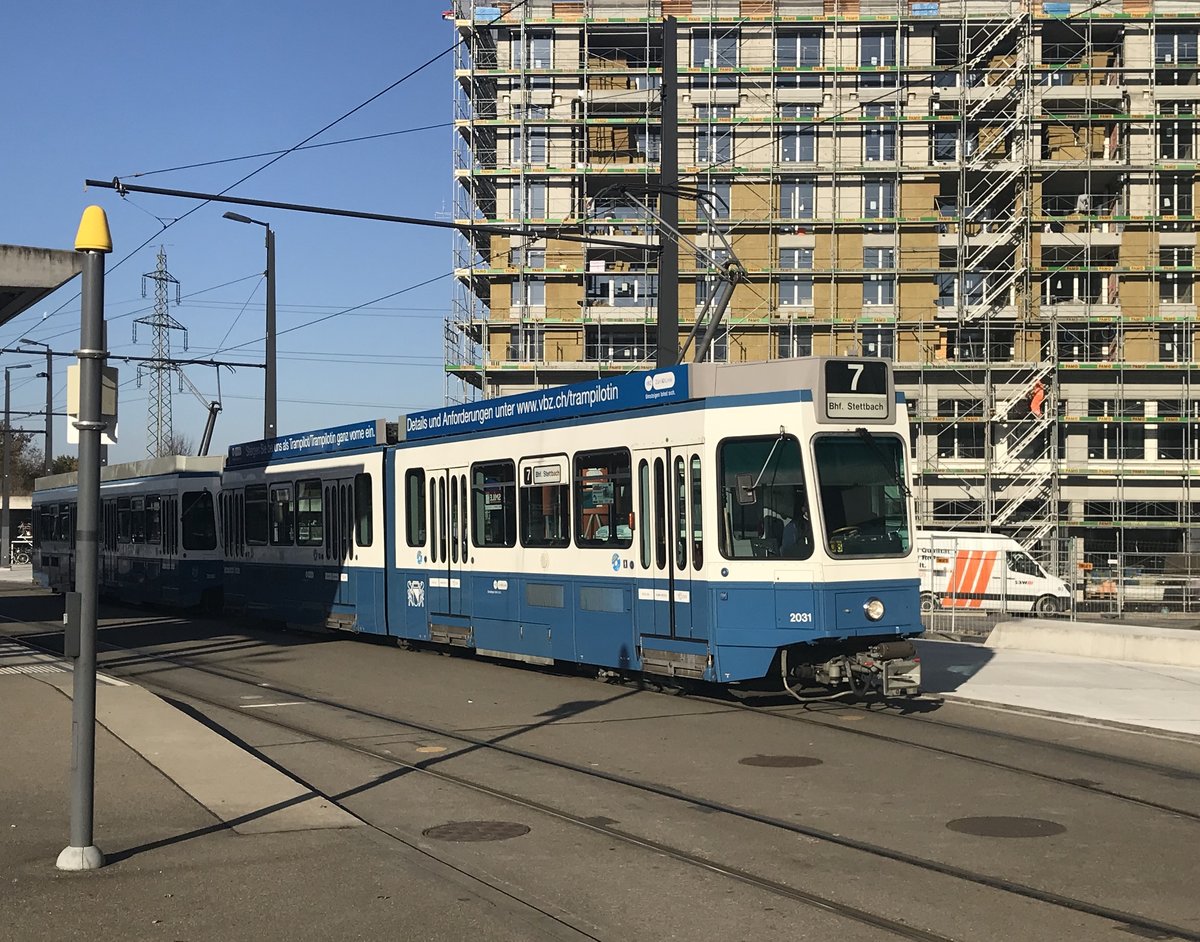 Linie 7 Nr. 2031 an der Endhaltestelle Bahnhof Stettbach. Datum: 8. 11. 2020