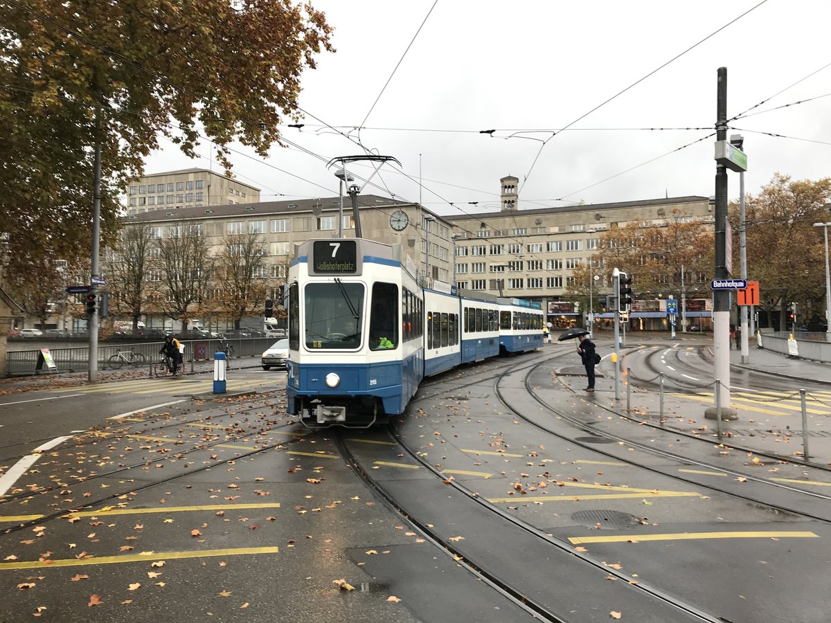 Linie 7 Nr. 2115 auf der Walchebrücke. Dieser Wagen wurde umgeleitet weil das Central von einem anderen Tram, das eine Störung hatte, blockiert wurde. Datum: 3. 11. 2020