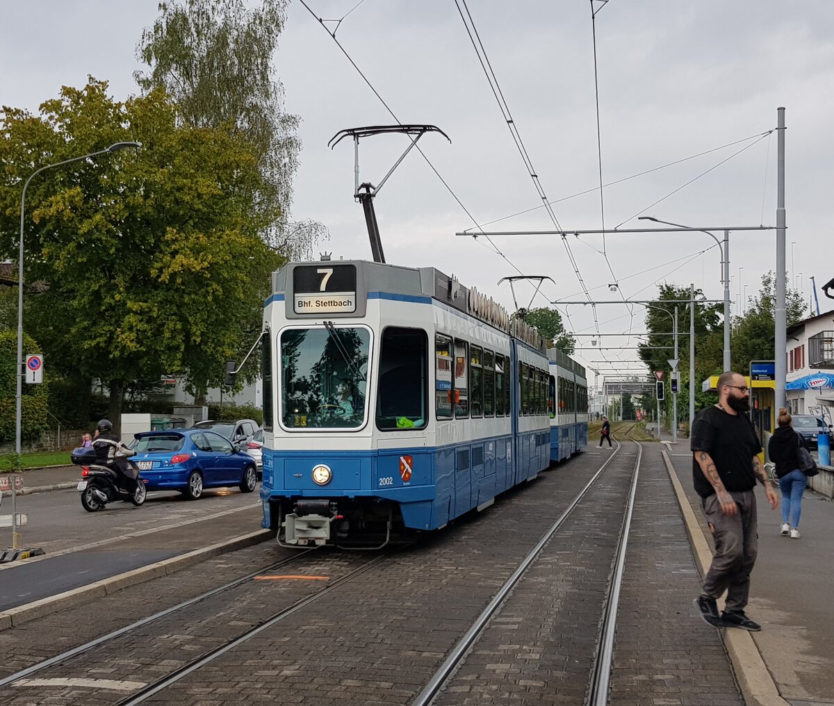 Linie 7 Wagennummer 2002  Seebach  an der Haltestelle Mattenhof. Datum: 15. 9. 2021