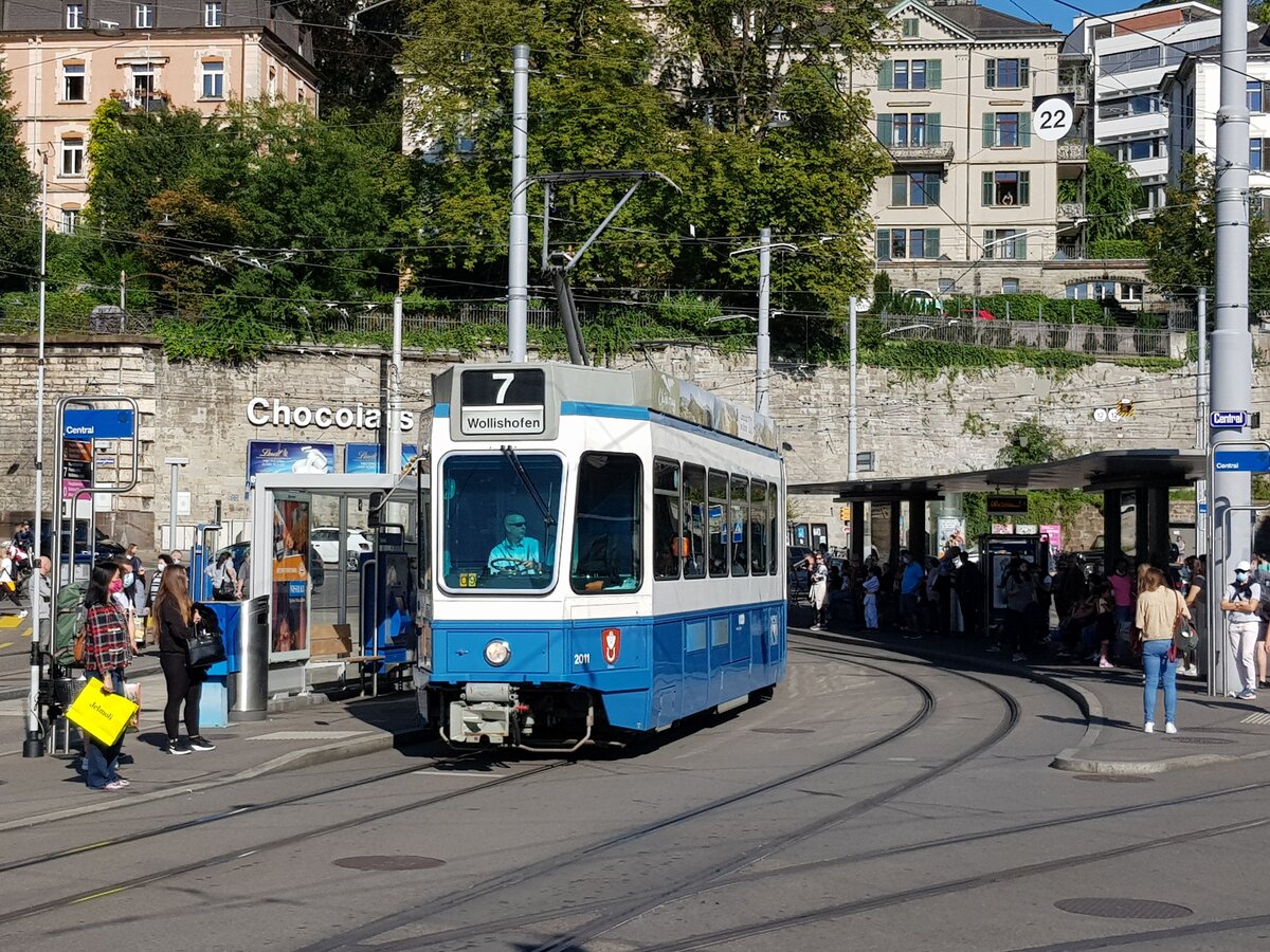 Linie 7 Wagennummer 2011  Örlikon  beim Central. Datum: 1. 9. 2021