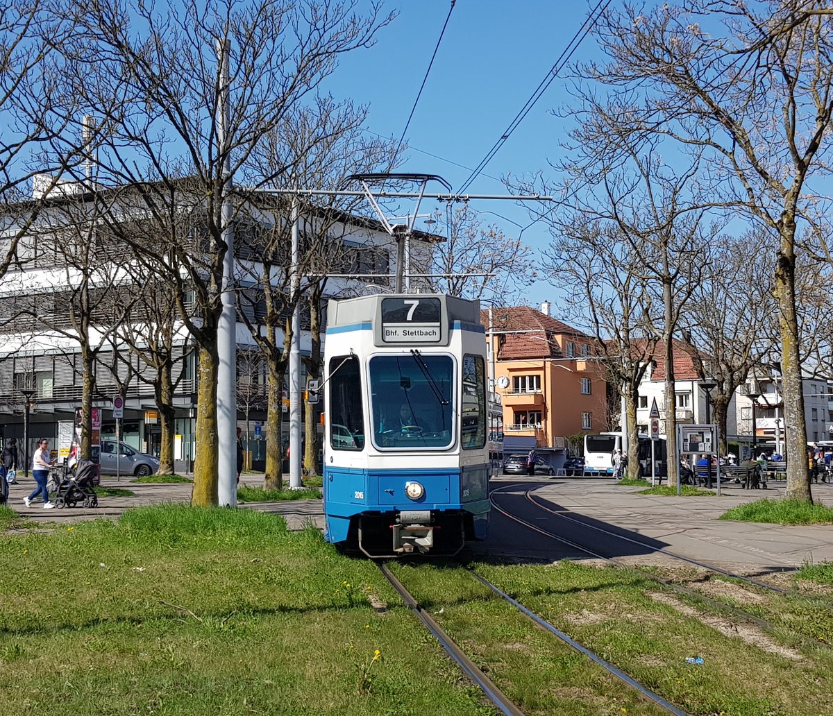Linie 7 Wagennummer 2015 beim Schwamendingerplatz. Datum: 1. 4. 2021