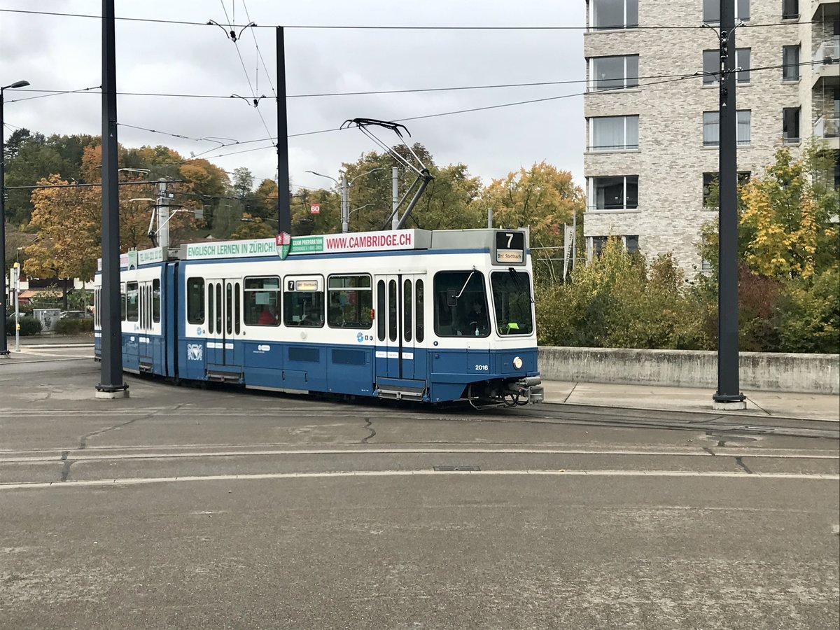 Linie 7 Wagennummer 2016 beim Bahnhof Stettbach. Datum: 11. 10. 2020