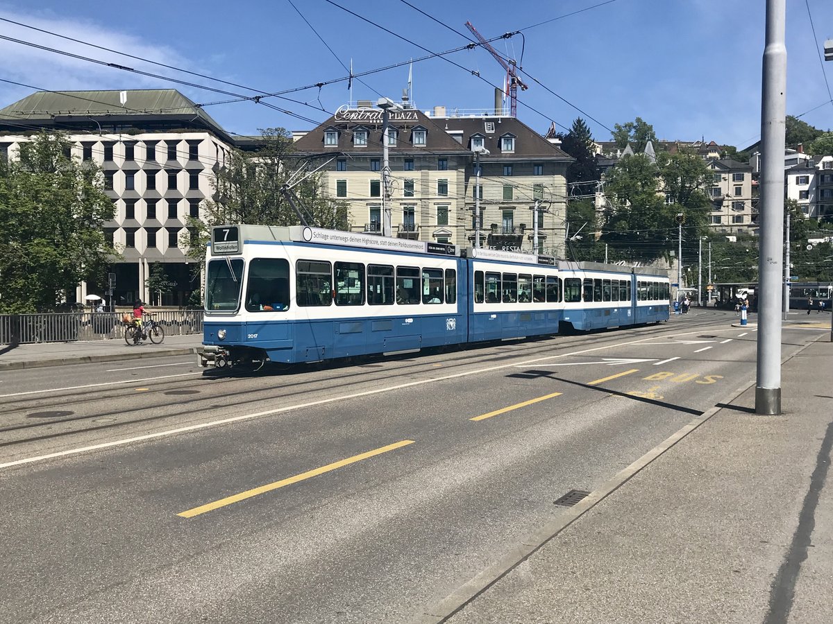 Linie 7 Wagennummer 2017 auf der Bahnhofbrücke. Datum: 10. 7. 2020