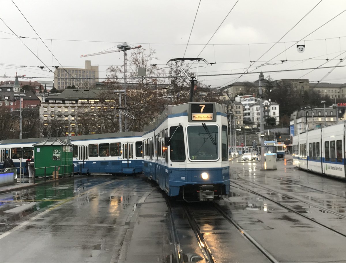 Linie 7 Wagennummer 2020 beim Bahnhofquai. Wegen eines Personenunfalls in der Bahnhofstrasse wurde dieser Wagen über Löwenplatz - Stauffacher - Selnau - Tunnelstrasse nach Wollishofen umgeleitet. 