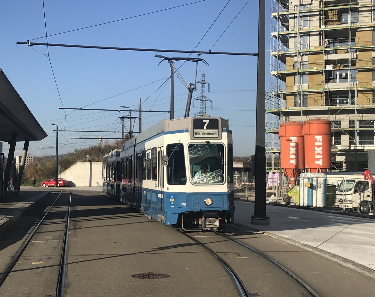 Linie 7 Wagennummer 2021 „Albisrieden“ an der Endhaltestelle Bahnhof Stettbach. Datum: 5. 12. 2020